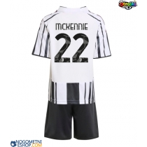 Otroški Nogometni dresi Juventus Weston McKennie #22 Domači 2025-26 Kratek Rokav (+ Kratke hlače)